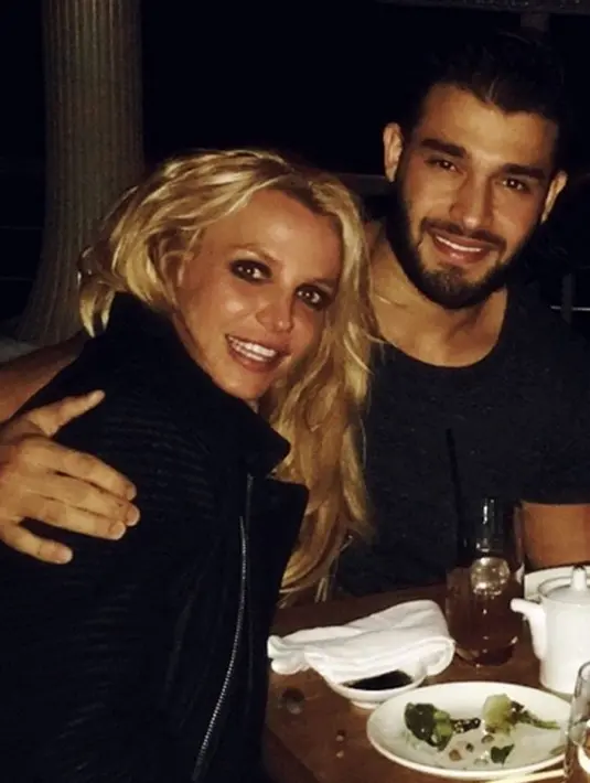 Tepat tengah malam, Sam memberikan kejutan yang membuat Britney tak berhenti untuk tersenyum. Sejumlah Cup Cake ditata dengan  rapi, serta lilin dan bunga-bunga yang berbentuk love. (Instagram/britneyspears)