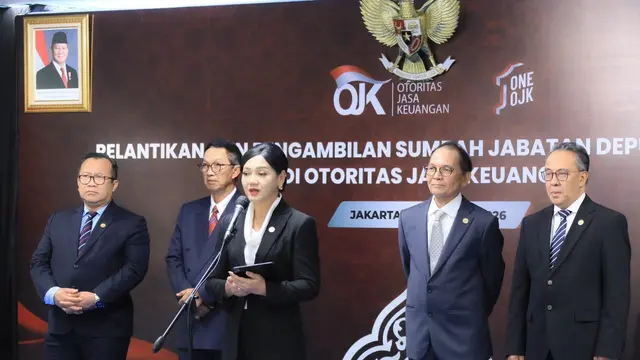Ketua Dewan Komisioner OJK Friderica Widyasari Dewi melantik Henry Rialdi dilantik sebagai Deputi Komisioner Pengaturan dan Pengawasan Bursa Mineral dan Komoditas Strategis (BMKS) pada Rabu, (19/8/2026). (Foto: OJK)