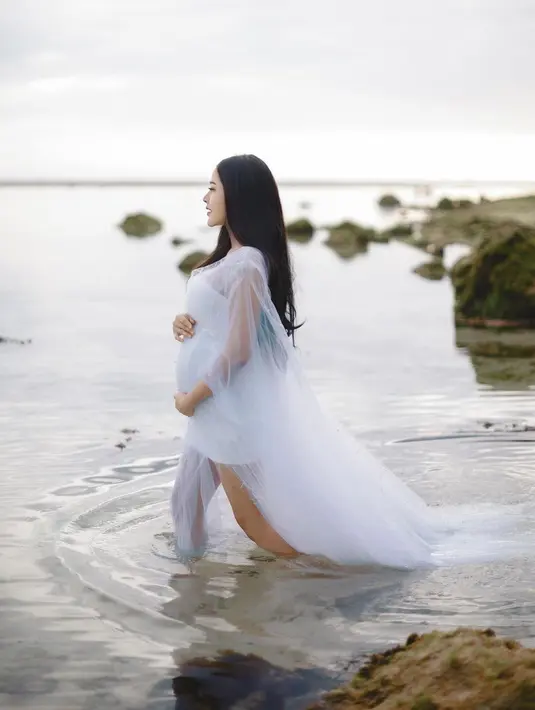 "Perjalanan kita sudah panjang, perut mama illa semakin hari semakin besar mama seneng kamu tumbuh sehat nak, disaat kita harus perang mood kamu kasih tendangan kecilmu yang slalu buat mama illa jadi kuat, sehat sehat diperut ya nak," tulis Bella sebaagi caption dalam unggahan 9 Desember. [Instagram/bellabonita_r.a]