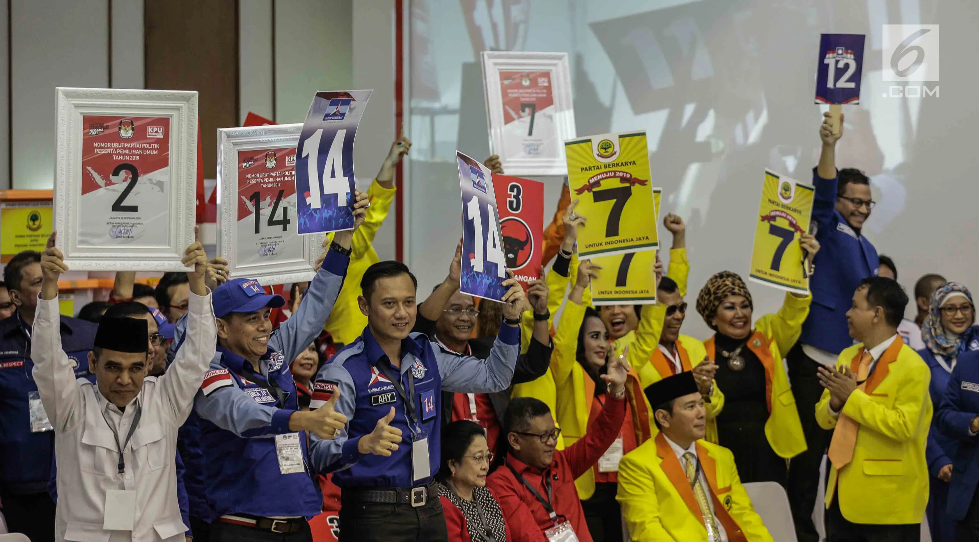 Pendukung peserta partai politik Gerindra, PDIP, Demokrat, dan Berkarya menunjukkan nomor parpol sambil yel-yel usai pengambilan nomor urut peserta pemilu 2019 di KPU, Jakarta, Minggu (18/2). (Liputan6.com/Faizal Fanani)
