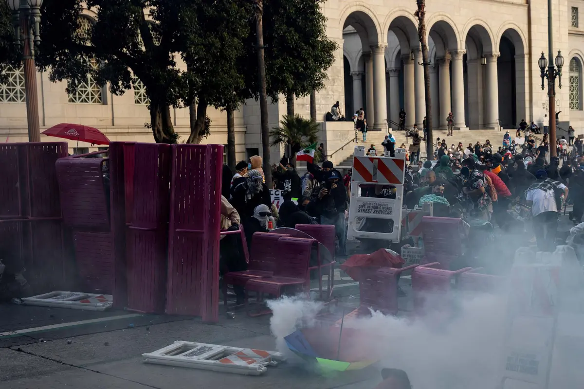 Los Angeles Membara, Pengunjuk Rasa Anti Kebijakan Imigrasi Trump Bentrok dengan Garda Nasional