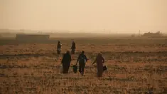 Warga melarikan diri dengan berjalan kaki saat pasukan Turki memburu milisi Kurdi di Ras al Ayn, Suriah, Rabu (9/10/2019). Presiden Turki Recep Tayyip Erdogan mengumumkan dimulainya operasi militer terhadap milisi Kurdi di timur laut Suriah. (AP Photo/Baderkhan Ahmad)