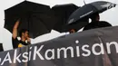 Aktivis JSKK menggelar aksi diam Kamisan ke-540 di depan Istana Merdeka, Jakarta, Kamis (31/5). Para aktivis menuntut agar Presiden Joko Widodo menyelesaikan kasus perkosaan, pembunuhan, dan kerusuhan peristiwa 1998. (Liputan6.com/Immanuel Antonius)
