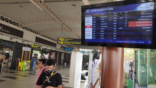 Penumpang Bandara SSK II Pekanbaru memakai masker karena kabut asap.