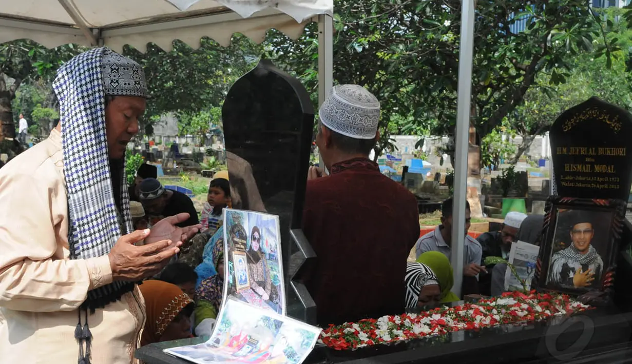 Seorang lelaki memanjatkan doa untuk  almarhum ustaz Jefri saat melakukan ziarah kubur (Liputan6.com/Herman Zakharia)