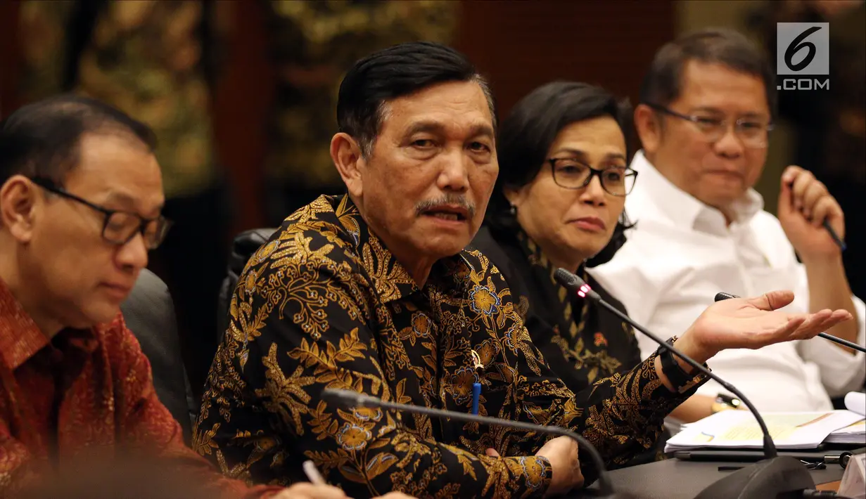 Menko Bidang Kemaritiman Luhut Binsar Pandjaitan bersama Menkeu Sri Mulyani, Menkominfo Rudiantara, Gubernur BI Agus Martowardojo memberi keterangan terkait Annual Meetings IMF-Word Bank Grup (IMF-WBG) di Jakarta, Selasa (13/3). (Liputan6.com/JohanTallo)