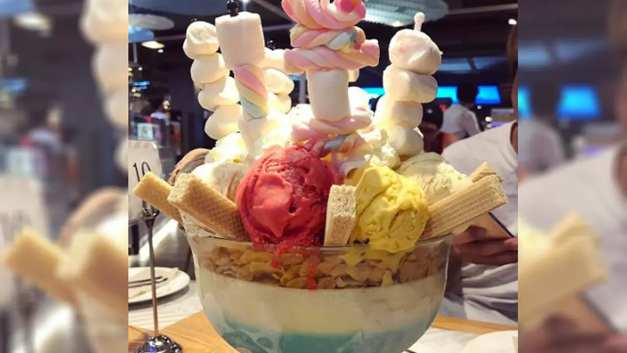 Kafe Ini Hidangkan Es Krim Stroberi Raksasa, Sanggup Habiskan?