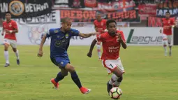 Gelandang Persija Jakarta, Ramdani Lestaluhu, menghindari kejaran bek Persib Bandung, Supardi Nasir, pada laga Liga 1 Indonesia di Stadion Manahan, Solo, Jumat (3/11/2017). Persija menang 1-0 atas Persib. (Bola.com/Ronald Seger)