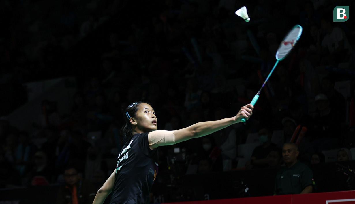 Aksi tunggal putri andalan Indonesia, Putri Kusuma Wardani pada pertandingan melawan wakil Taiwan, Sung Shuo Yun dalam babak 32 besar Indonesia Masters 2026 di Istora Senayan, Jakarta pada Rabu (21/01/2026). (Bola.com/Abdul Aziz)