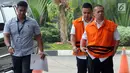 Dua tersangka Eka Kamaludin (kiri) dan Kabag ULP Purbalingga Hadi Iswanto (kanan) tiba untuk menjalani pemeriksaan oleh penyidik di gedung KPK, Jakarta, Kamis (12/7). (Merdeka.com/Dwi Narwoko)
