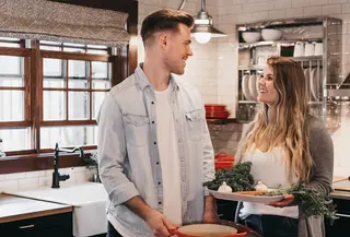 Ilustrasi suami-istri memasak di dapur. (dok. unsplash/Novi Thedora)