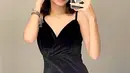 Pesona luar biasa Azizah Salsha mengenakan dress hitam bertali spageti dengan garis leher yang dalam. Dress dari bahan velvet hitam ini membalut tubuhnya dengan sempurna. [Foto: Instagram/azizahsalsha_]