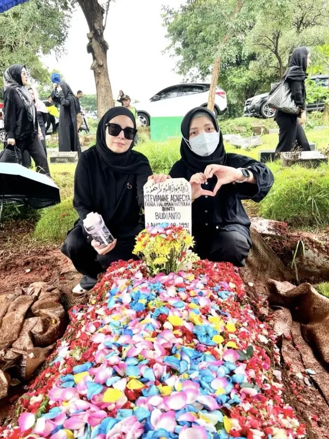7 Potret Artis Datangi Rumah Duka untuk Tahlilan Stevie Agnecya, Tetap Tabah