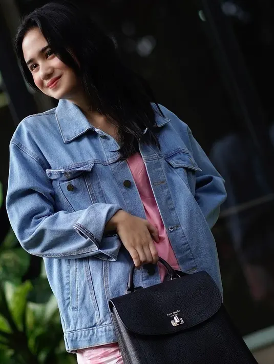 Sering tampil anggun, pemilik nama lengkap Tissa Biani Azzahra itu juga bisa tampil swag dan keren saat pakai jaket denim. Terlebih, wajahnya yang dirias makeup tipis memberikan sisi natural look.(Liputan6.com/IG/@tissabiani)