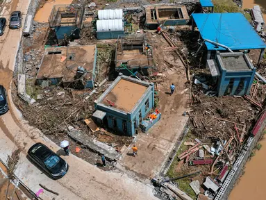 Foto dari udara menunjukkan rumah-rumah yang rusak akibat banjir di Kota Bifeng, Provinsi Guizhou, China, Sabtu (13/6/2020). Banjir yang dipicu oleh hujan telah berdampak pada kehidupan 700.000 orang di Provinsi Guizhou. (Xinhua/Liu Xu)