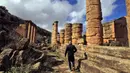 Seorang pria mengunjungi situs kota Yunani kuno Kirene di pinggiran kota Libya Shehhat (13/12/2019). Kirene juga merupakan tempat kelahiran Eratosthenes dan sejumlah filsuf seperti Kallimakhus, Karneades, Aristippus, Arete, Sinesius, dan uskup dari Ptolemais pada abad ke-4 M. (AFP/Abdullah Doma)