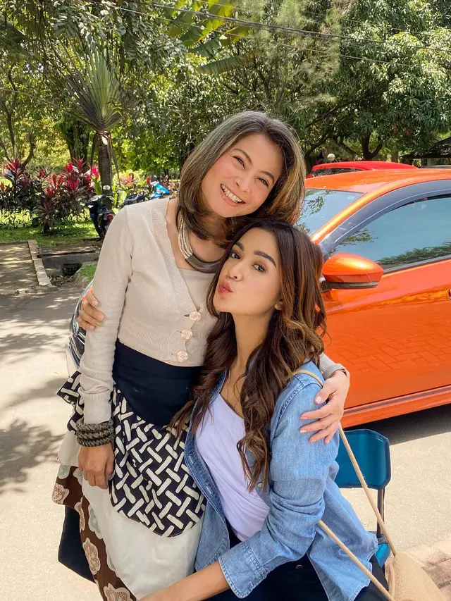 7 Potret Ade Herlina, Presenter yang Kini Main Sinetron Asmara 2 Dunia