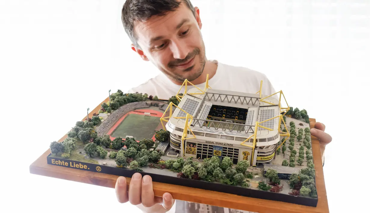 Pemain Kroasia Josip Marsic mempersembahkan pada 8 Juli 2024 miniatur tim Bundesliga Jerman Borussia Dortmund, stadion sepak bola Signal Iduna dari kertas karton, berbagai bahan kemasan, kabel, sebagai hobi, yang dibangun sendiri di apartemennya di Munich. (Michaela STACHE / AFP)