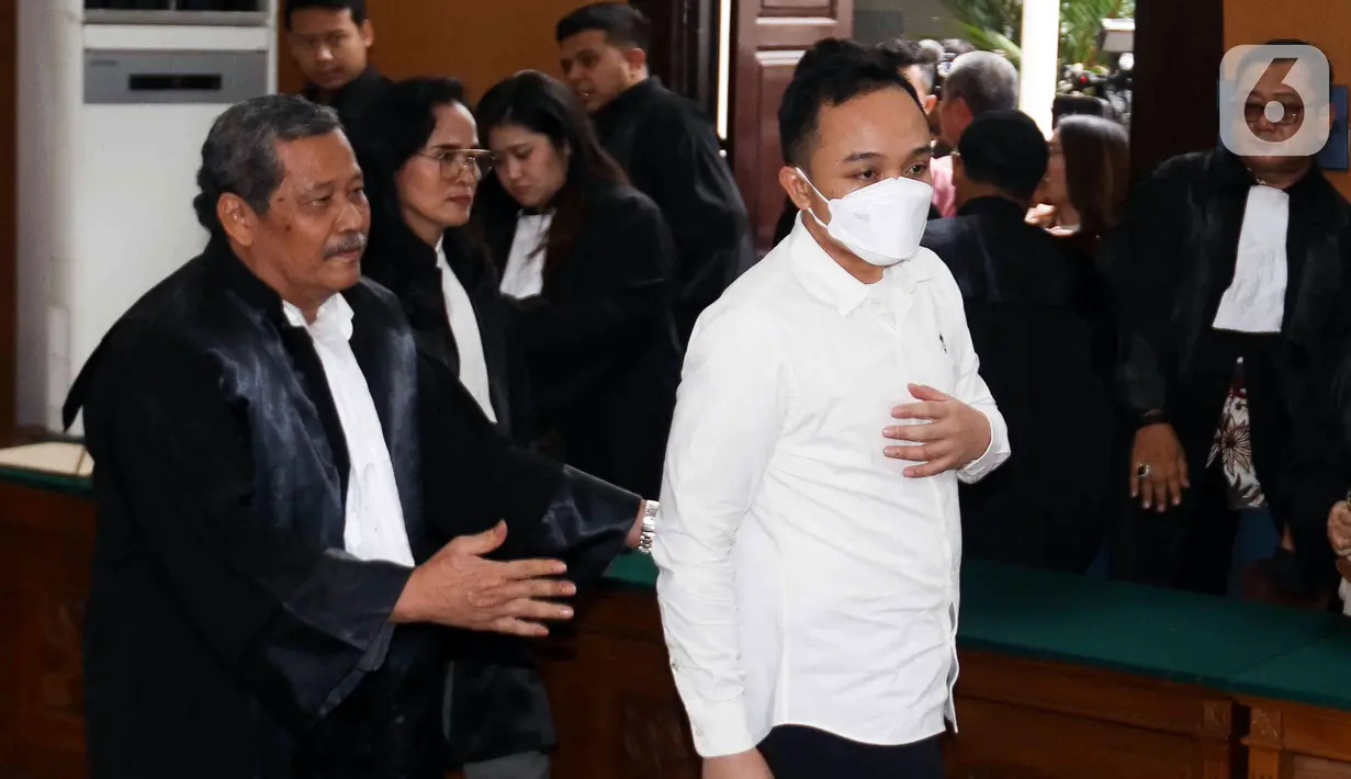 Terdakwa kasus pembunuhan Nofriansyah Yosua Hutabarat atau Brigadir J, Ricky Rizal usai menjalani sidang vonis di Pengadilan Negeri Jakarta Selatan, Selasa (14/2/2023). Majelis hakim menjatuhkan vonis 13 tahun penjara kepada Ricky Rizal. (Liputan6.com/Herman Zakharia)