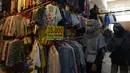 <p>Warga memilih pakaian bekas (Thrifting) di pasar Proyek Senen, Jakarta, Selasa (12/10/2021). Thrifting atau membeli barang bekas layak pakai guna menghemat pengeluaran. (merdeka.com/Imam Buhori)</p>