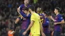 Gerard Pique larut dalam kegembiraan usai berhasil mencetak gol ke gawang Villareal pada laga lanjutan La Liga Spanyol yang berlangsung di stadion, Camp Nou, Spanyol, Senin (3/12). Barcelona menang 2-0 atas Villareal. (AFP/Lluis Gene)