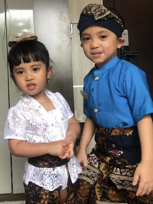 <p>Anak perempuan Rachel Vennya tampil dengsn kebaya putih lengan oendek brokat, dipadukan obi dengan corok dan warna yang serasi dengan kain bawahnnya.&nbsp; (@rachelvennya)</p>