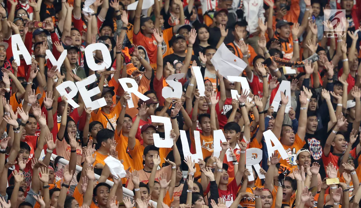 Ribuan suporter Persija Jakarta, The Jakmania mengangkat tangan sambil yel-yel pada laga final Piala Presiden 2018 antara Persija Jakarta melawan Bali United di Stadion Utama GBK, Senayan, Jakarta, Sabtu (17/2). (Liputan6.com/Arya Manggala)