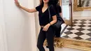 Namun, Ussy tutup penampilannya dengan sandal heels yang beda warna. Ia pun menyebut sandal tersebut bukan sandal hasil colongan [@ussypratama]