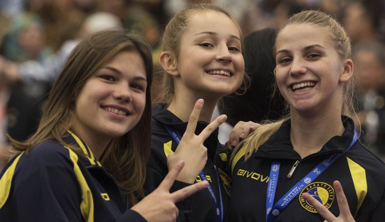 Para karateka Bosnia berpose saat pembukaan Kejuaraan Dunia Karate Junior, Cadet, dan U-21 2015. (Bola.com/Vitalis Yogi Trisna)