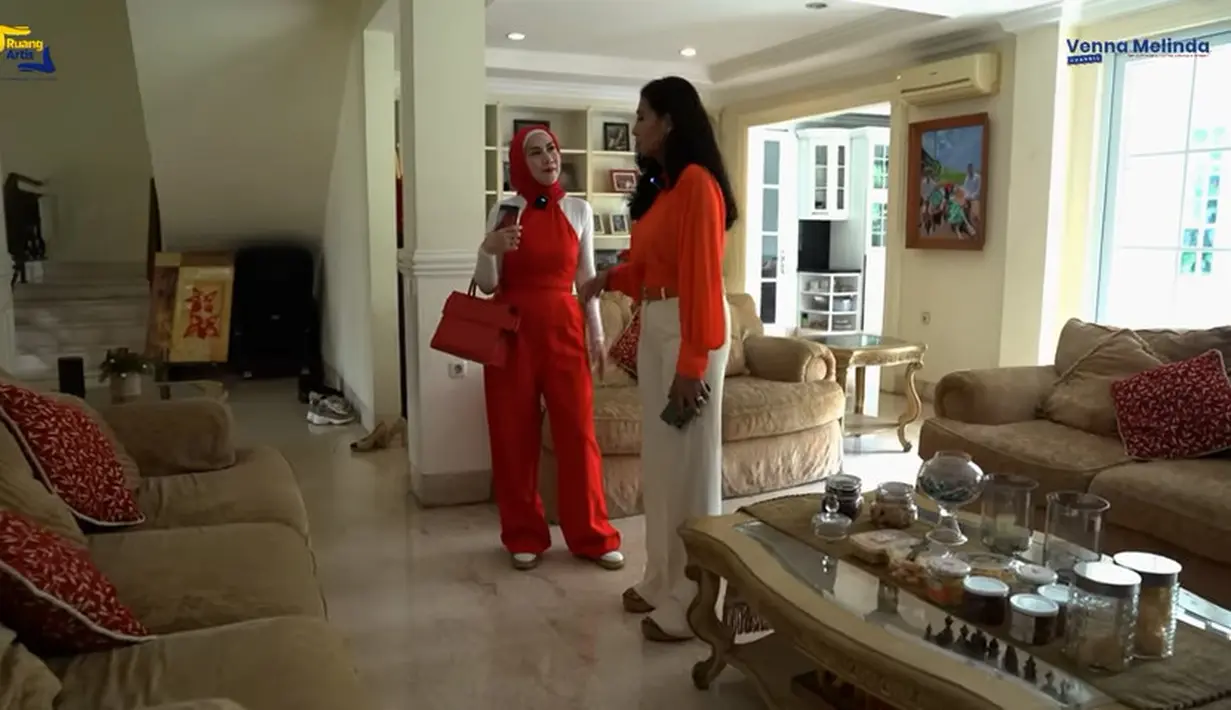 Masuk ke dalam rumah pertama, tampak beberapa sofa diruang tamu dan ruang keluarga. Menurut yang punya rumah, hanya orang-orang tertentu atau orang dekat yang diperbolehkan masuk ke ruangan ini. [Instagram/Venna Melinda Channel]