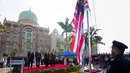 Perdana Menteri Malaysia yang baru, Mahathir Mohamad (ketiga kiri) berdiri bersama Perdana Menteri Malaysia yang baru, Mahathir Mohamad saat pertemuan bulanan pertamanya di Putrajaya, Malaysia (21/5). (AP/Vincent Thian)