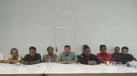 Timses Pasangan OKE laporkan adanya dugaan pelanggaran prosedural di Pilkada Serentak 2018 Kota Cirebon. Foto (Liputan6.com / Panji Prayitno)