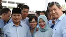 Capres nomor urut dua Prabowo Subianto bersama  istri dari Sandiaga Uno, Nur Asia Uno saat menghadiri acara Deklarasi Emak-emak dan anak-anak minum susu (Gerakan Emas) di Jakarta Timur,Rabu (24/10). (Merdeka.com/Imam Buhori)
