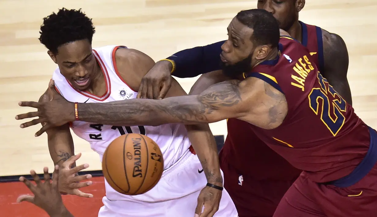 Pemain Cavaliers, LeBron James (23) menghalau bola dari tangan pemain Raptors, DeMar DeRozan (10) pada laga NBA playoffs Eastern Conference semifinal di Air Canada Centre, (1/2/2018). Cavaliers menang 113-112. (Frank Gunn/The Canadian Press via AP)