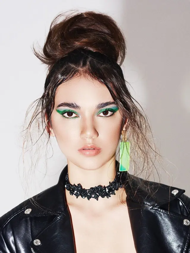 8 Pemotretan Haico Van der Veken dengan Makeup Tebal Ini Curi Perhatian