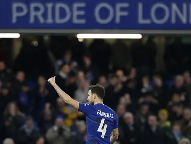 Gelandang Chelsea, Cesc Fabregas, menyapa suporter usai melawan Nottingham Forest pada laga Piala FA di Stadion Stamford Bridge, Sabtu (5/1/). Laga yang dimenangi The Blues dengan skor 2-0 merupakan yang terakhir bagi Fabregas. (AP/Alastair Grant)