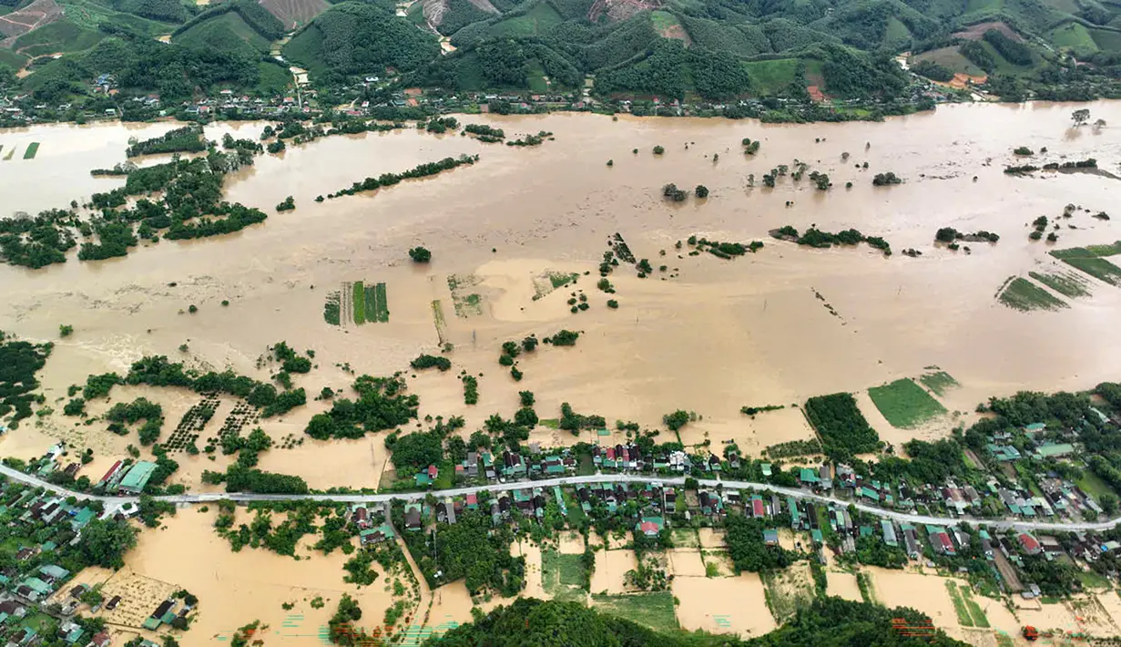 Provinsi Nghe An, sebuah wilayah yang membentang dari pesisir hingga perbatasan pegunungan Laos, di Vietnam bagian tengah-utara menjadi salah satu daerah yang paling parah dilanda hujan lebat dan banjir akibat Badai Tropis Wipha. (Foto oleh AFP)