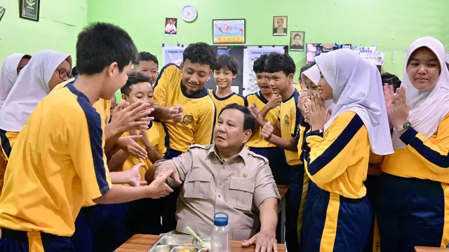 Siang Dampingi Prabowo Makan MBG, Malamnya Dadan Dicopot dari Kepala BGN