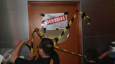 Karyawan PT JICT menyegel ruangan direksi di Gedung JICT Tanjung Priok, Jakarta, Kamis (6/4). Penyegelan sebagai bentuk protes atas perpanjangan kontrak PT Pelindo II dan PT Hutchinson yang memberikan kerugian bagi buruh JICT (Liputan6.com/Gempur M Surya)