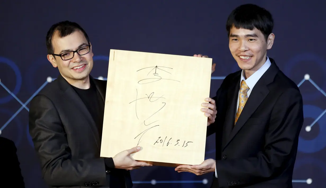 CEO DeepMind Technologies dan pengembang AlphaGO, Demis Hassabis (kiri)  berpose dengan Lee Sedol di Korea Selatan, (12/3). Sedol yang sudah tiga kali kalah dan akhirnya berhasil mengalahkan sang program kecerdasan buatan ini. (REUTERS/Kim Hong-Ji)
