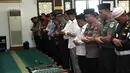 Presiden Joko Widodo dan pakar hukum tata negara, Yusril Ihza Mahendra saat menunaikan salat Jumat di Masjid Baitussalam di Kompleks Istana Bogor, Jawa Barat, Jumat (30/11). (Liputan6.com/HO/Biropers)
