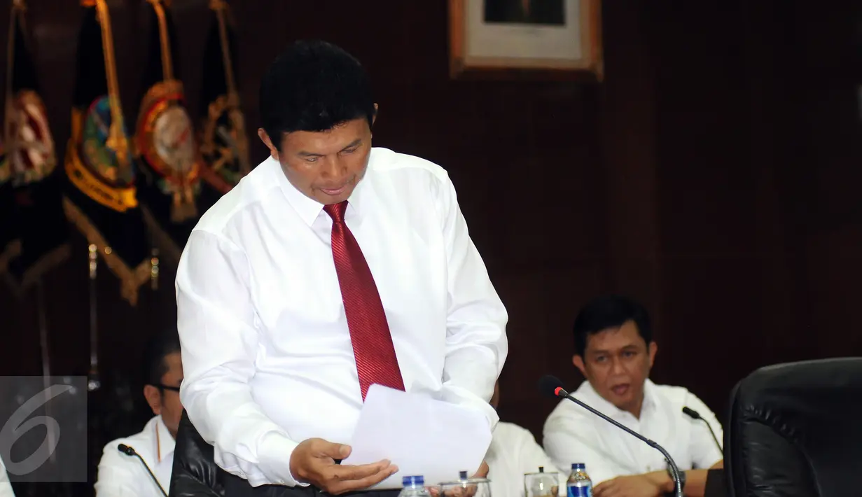 Kabareskrim Mabes Polri, Komjen Pol Ari Dono (kiri) bersiap menunjukkan surat rilis kasus dugaan penistaan agama yang melibatkan Basuki Tjahaja Purnama (Ahok) di Jakarta, Rabu (16/11). Ahok ditetapkan sebagai tersangka. (Liputan6.com/Helmi Fithriansyah)