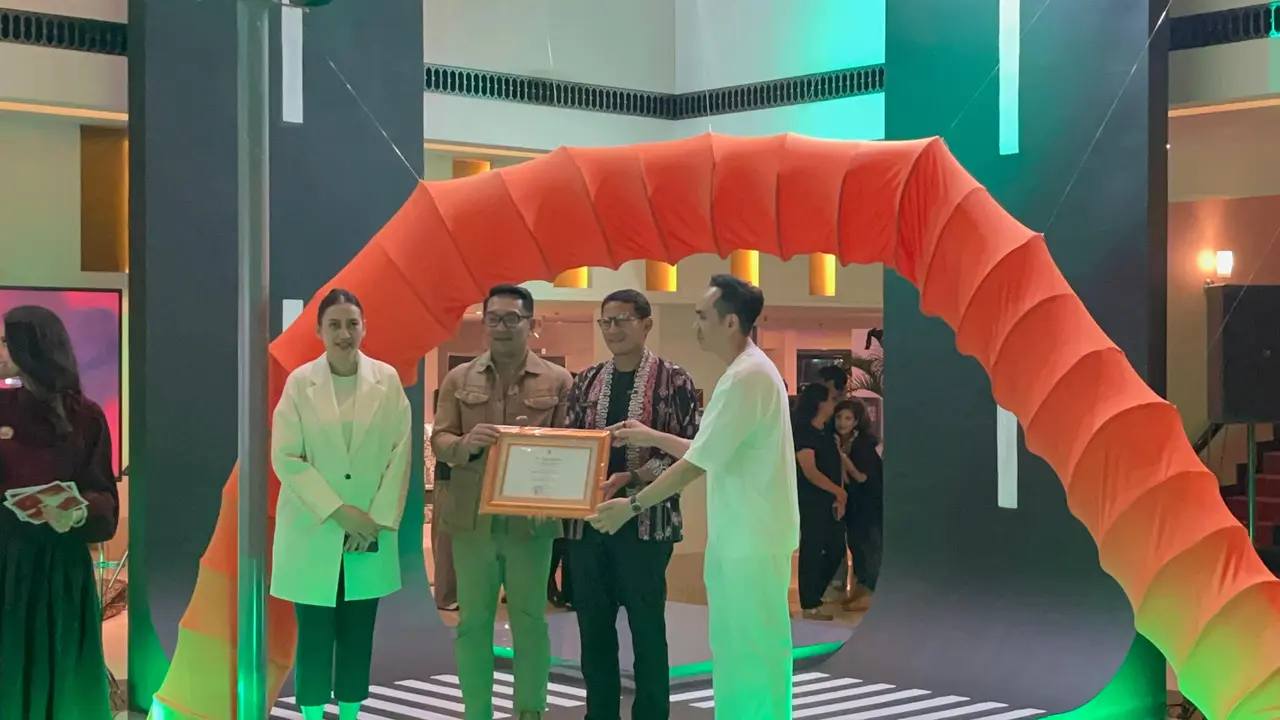 Calon Gubernur (cagub) Jakarta nomor urut 1 Ridwan Kamil (RK) bertemu dengan Menteri Pariwisata dan Ekonomi Kreatif (Menparekraf) Sandiaga Uno di Pameran Seni Indonesian Contemporary Art & Design 14, Grand Kemang Jakarta, Rabu (9/10/2024).