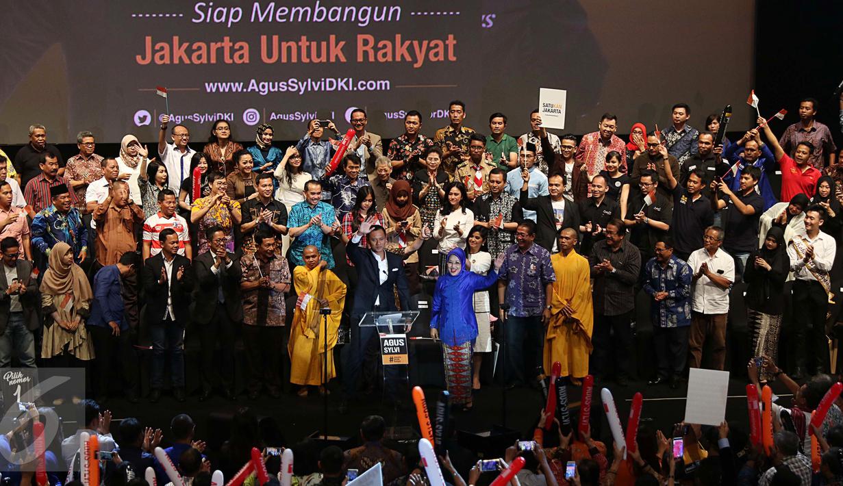 Agus Yudhoyono dan Sylviana melambaikan tangan kepada para pendukungnya usai penyampaian pidato politik di Ballroom Djakarta Theater, Jakarta, Minggu (30/10). (Liputan6.com/Gempur M Surya)