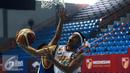 Pebasket Pelita Jaya, Aryo Dewanto Dimas (kanan) mencoba memasukkan bola ke jaring Bimasakti saat laga Indonesia Basketball League 2015-2016 di Senayan, Jakarta, Rabu (13/1/2016). Pelita Jaya unggul 86-36. (Liputan6.com/Helmi Fithriansyah)