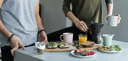 Dehidrasi ringan sering kali menyamar menjadi rasa lapar yang sangat meyakinkan, membuat kita merasa lesu dan sulit berkonsentrasi. [Dok/Pexels.com/Ba Tik].