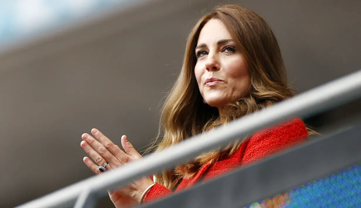 Istri Pangeran William, Kate Middleton, yang hadir langsung mendukung Timnas Inggris berlaga pun tampak bangga dan bahagia atas keberhasilan Raheem Sterling dan kawan-kawan lolos perempat final Euro 2020. (John Sibley/Pool via AP)