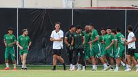 Setelah diperkenalkan sebagai nahkoda baru Persebaya Surabaya, Paul Munster langsung memimpin latihan perdana di Lapangan Thor, Surabaya, Kamis (4/1/2024) sore WIB. (Bola.com/Wahyu Pratama)