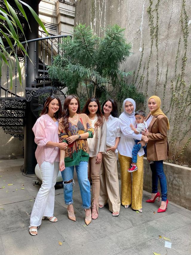 Sempat Berseteru, Ini 6 Potret Olla Ramlan Bersama Geng Sosialita Tanpa Nindy Ayunda