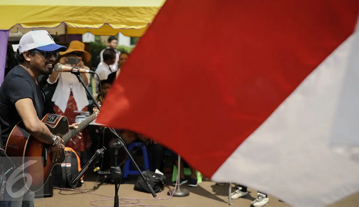 Glenn Fredly menghadiri ibadah peringati hari Paskah di depan Istana Negara, Jakarta, Minggu (27/3/2016). Mereka meminta pemerintah untuk memberikan solusi bagi permasalahan tempat ibadah mereka. (Liputan6.com/Faizal Fanani)